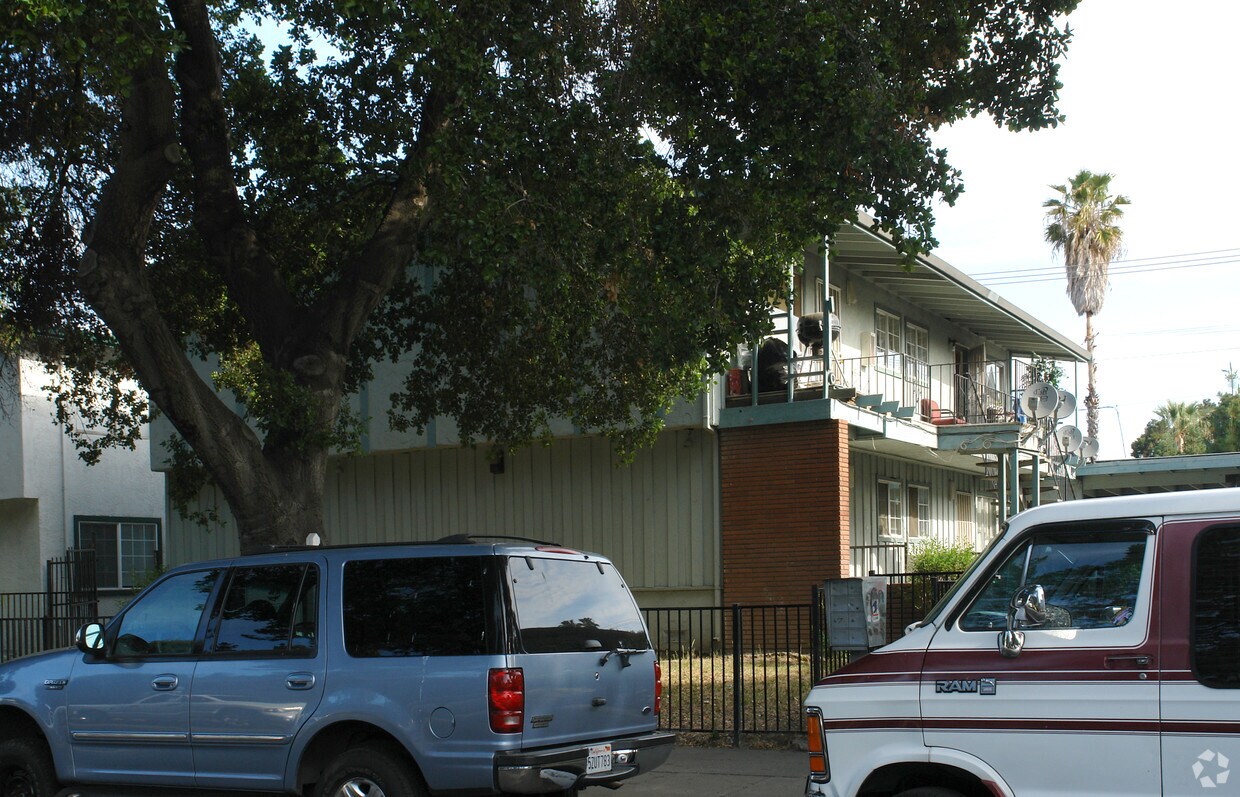 Building Photo - 127 Roundtable Dr