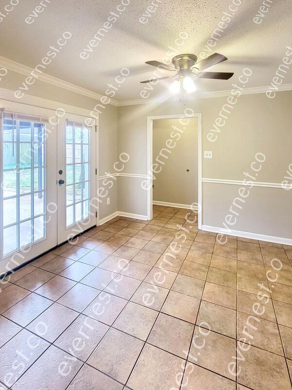 Building Photo - 2505 Hillcrest Cir