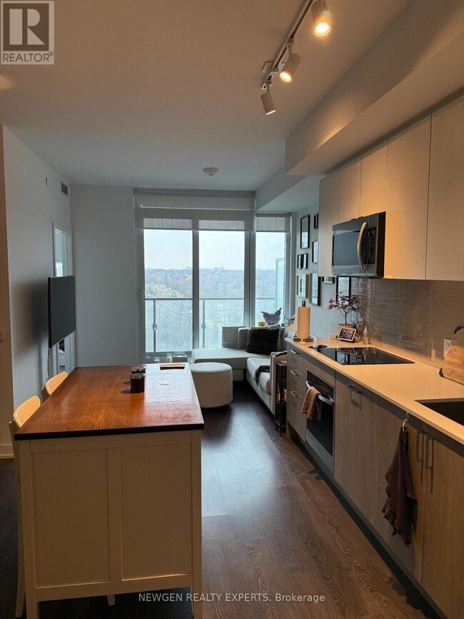 Building Photo - 1926 Lake Shore Blvd W