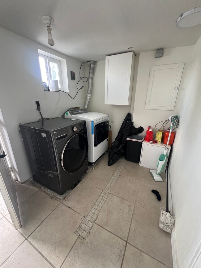 Lavandería compartida con los residentes de arriba. - 12405 80th Ave S