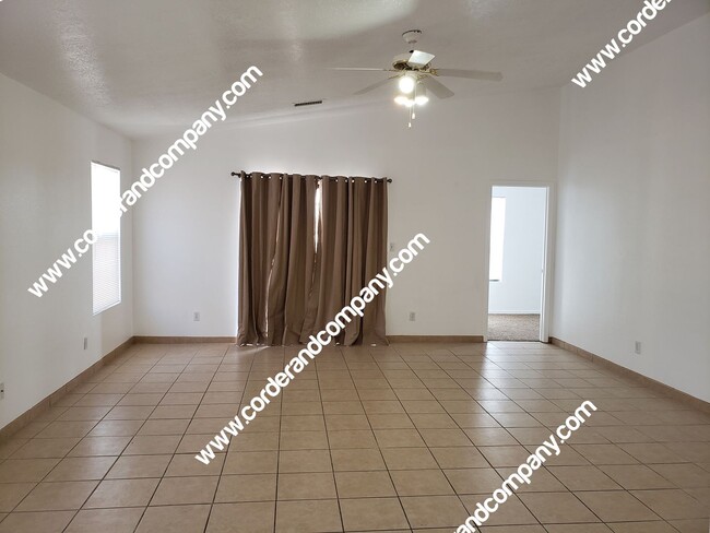 Foto del edificio - Beautiful 3 Bedroom, 2 Bathroom, 2 Car Gar...