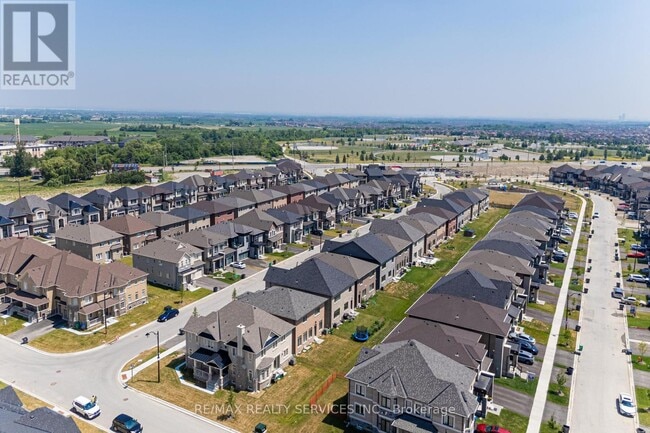 Building Photo - 40 Icon St