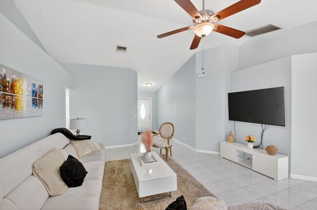 Foto del edificio - Sophisticated 3BD/2BA Single-Family Home in the Heart of Greenacres Gated Community