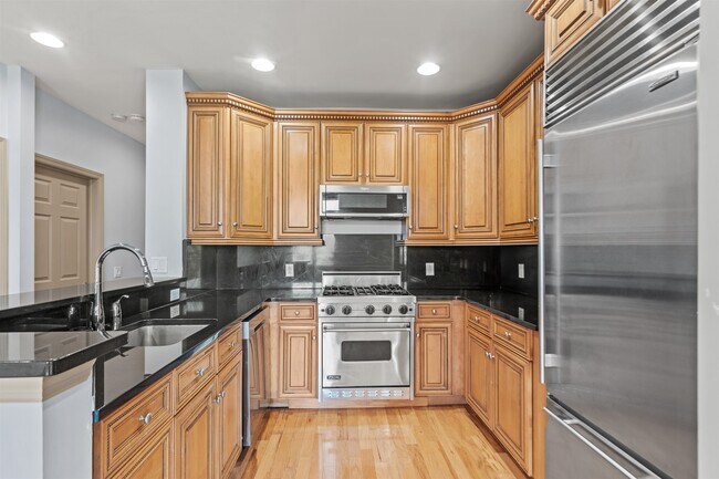 Foto del edificio - 7400 River Rd