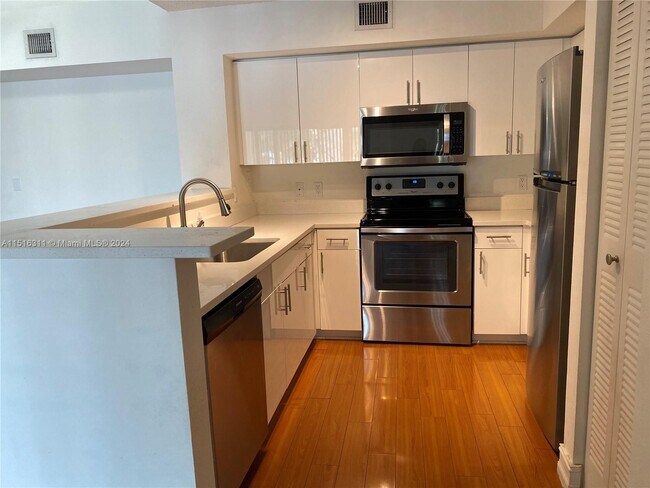 Foto del edificio - 4500 NW 107th Ave