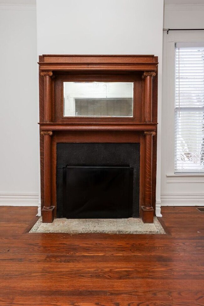 Foto del edificio - AVAILABLE NOW. SELF-SHOWING. 2 BED 1 BATH ...
