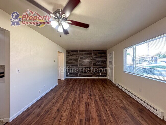 Foto del edificio - 1826 N Crestmont Dr