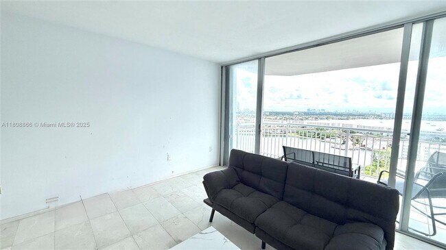 Foto del edificio - 18071 Biscayne Blvd