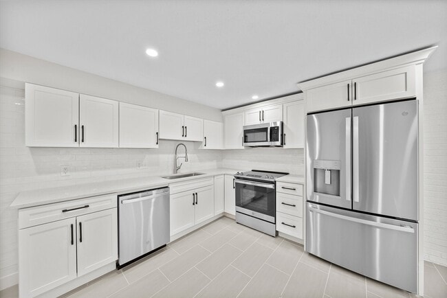 Building Photo - 44 Pinebrook Ln
