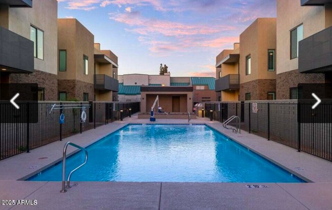 Building Photo - SPACIOUS and awesome townhome! Excellent floorplan!