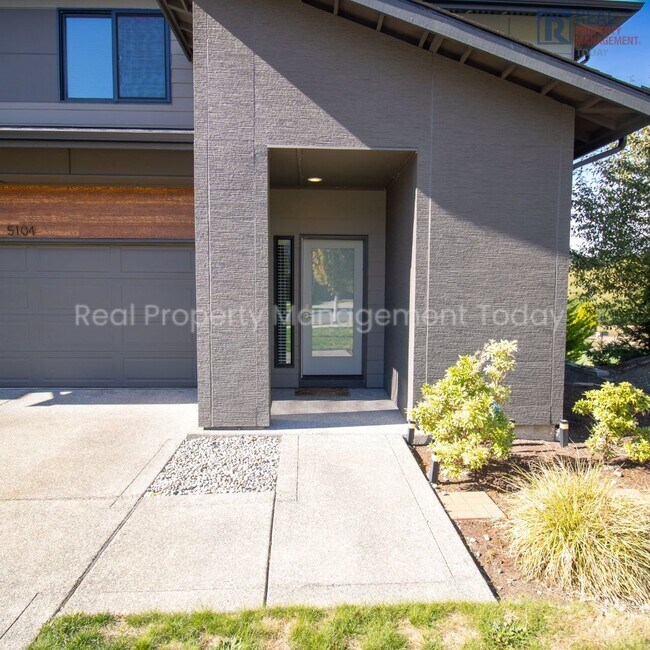 Building Photo - 4 Bedroom House in University Place!