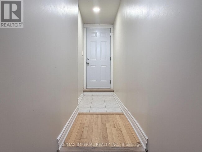 Building Photo - 17 Deerwood Crescent
