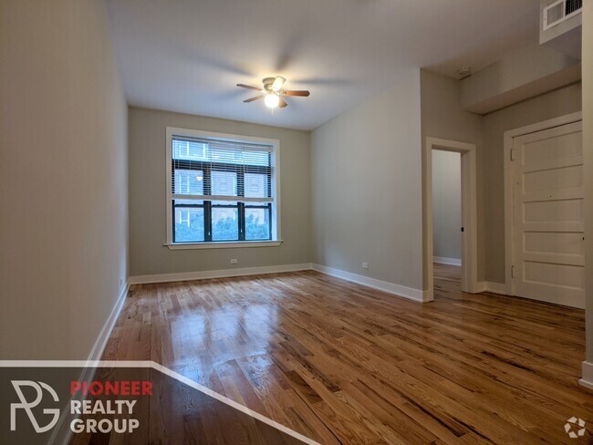 Building Photo - 635 W Oakdale Ave