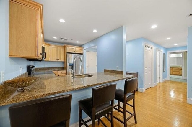 Building Photo - Versatile 1bedroom custom  condo