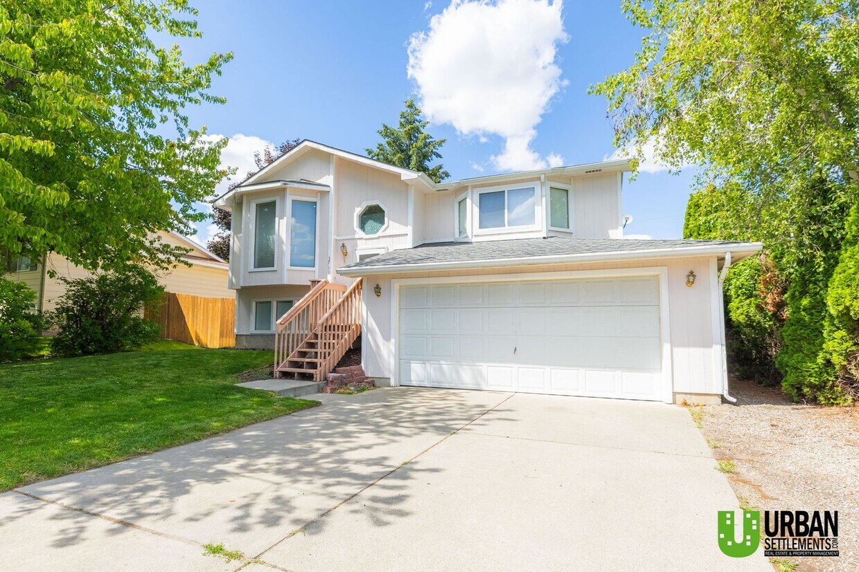 Foto principal - 3 bedroom, 2 bathroom home located on the ...