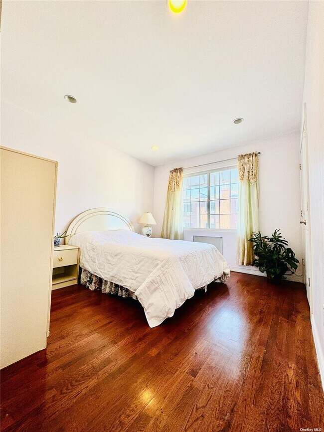 Foto del edificio - 78-76-78-82 82nd St