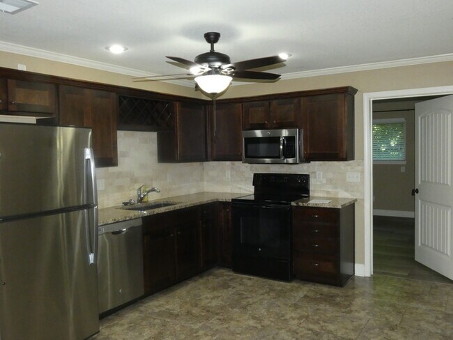 Foto del edificio - Popular Area Townhome 4329 NE 83rd St.