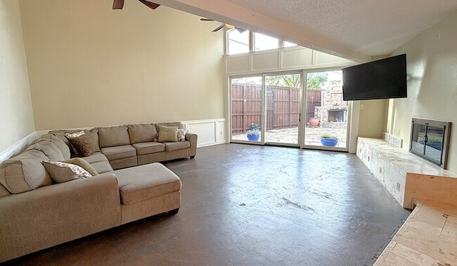 Foto del edificio - 3-2.5-2 Town home on the Historic Bricks of Camp Bowie