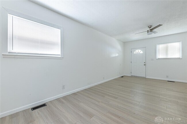 Foto del edificio - 321 Deeds Ave