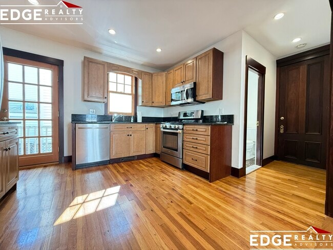Building Photo - 16 Saybrook St