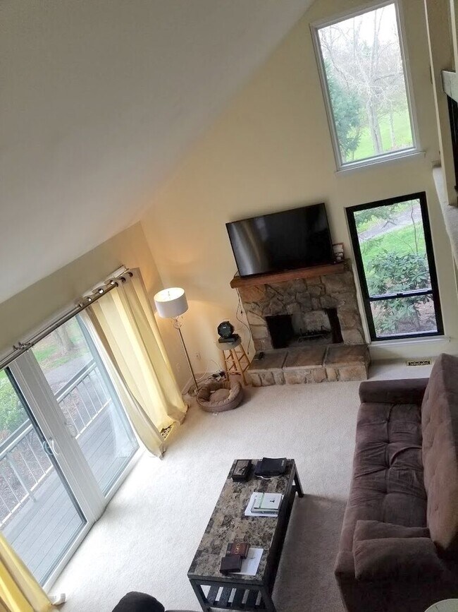 Building Photo - Spacious, updated end-unit townhouse with ...