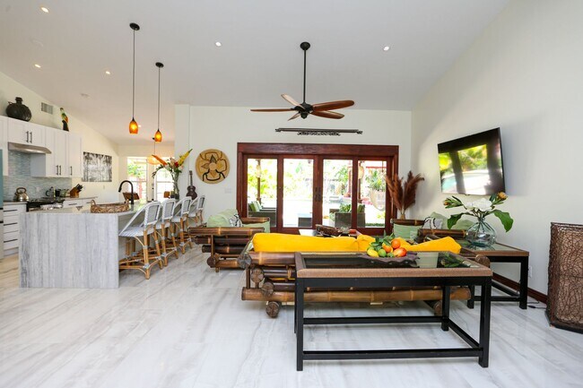 Foto del edificio - **TROPICAL PARADISE**3BEDS/2BATH POOL HOME...