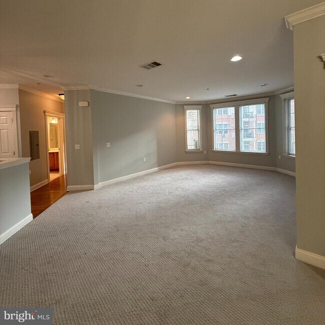 Building Photo - 300 W Elm St