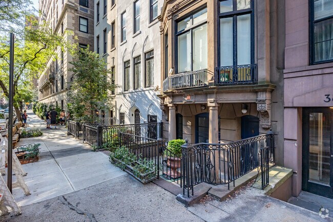 Entrance - 40 E 75th St