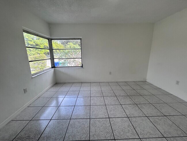 Building Photo - 3202 SW 25th St