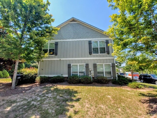 Building Photo - AVAILABLE MID-NOVEMBER 2025 | 2 Bedroom De...