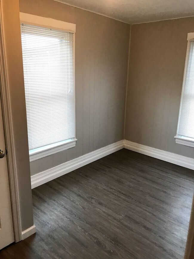 Foto del edificio - 1462-1464-1464 Logan Ave