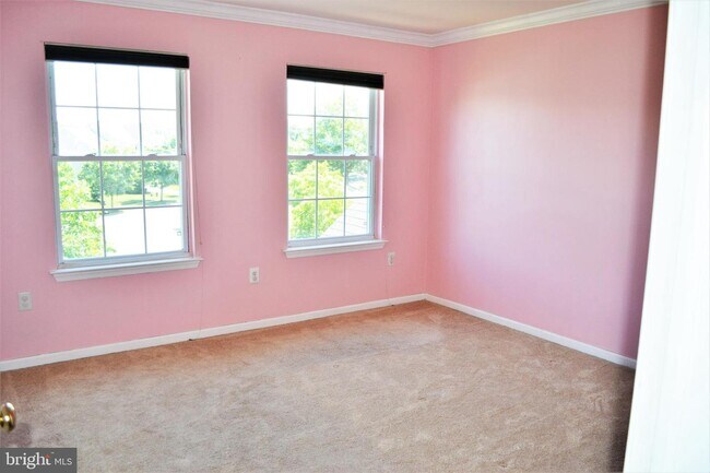 Building Photo - 15 Carriage Ct