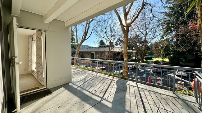 Foto del edificio - Large & Sunny Deck facing West w/ Renovate...