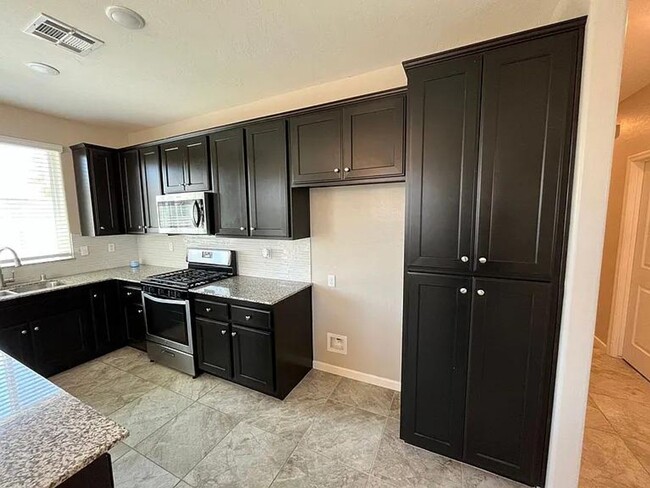 Building Photo - 3 bed, 2 bath is located in a newly establ...