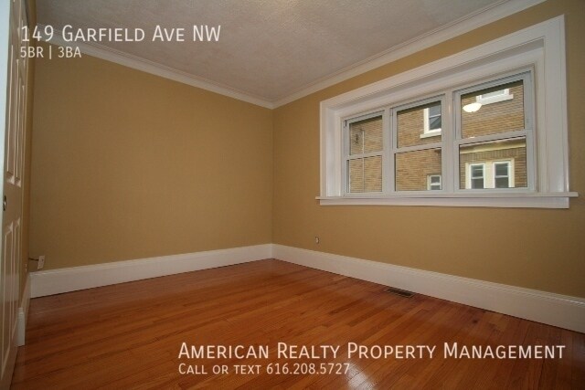 Foto del edificio - 149 Garfield Ave NW