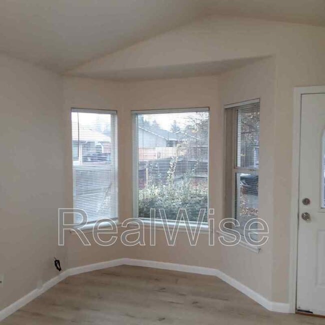 Building Photo - 3172 Forest Hills Dr