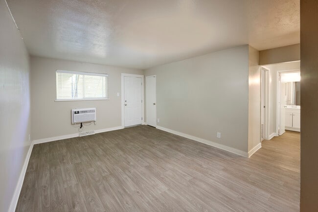 2BR, 1BR - 950 Sf - Eagle Crest