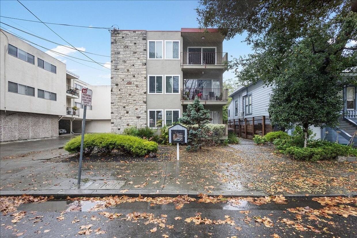 Primary Photo - 1182 Park Ave E