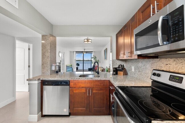 Foto del edificio - 111 Lake Emerald Dr