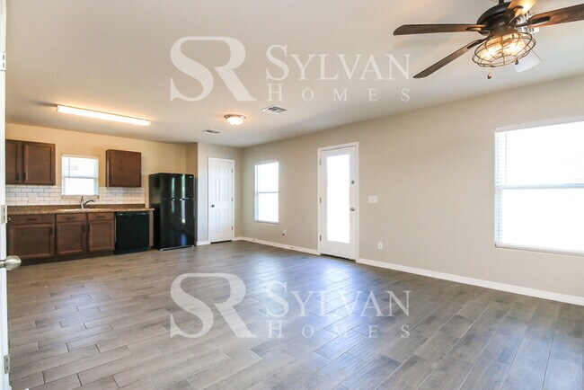 Building Photo - Spacious 3BR 2.5BA Home