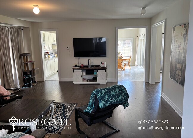 Photo du bâtiment - Spacious 4-Bedroom Detached Home with 6 Parking Spaces – Innisfil