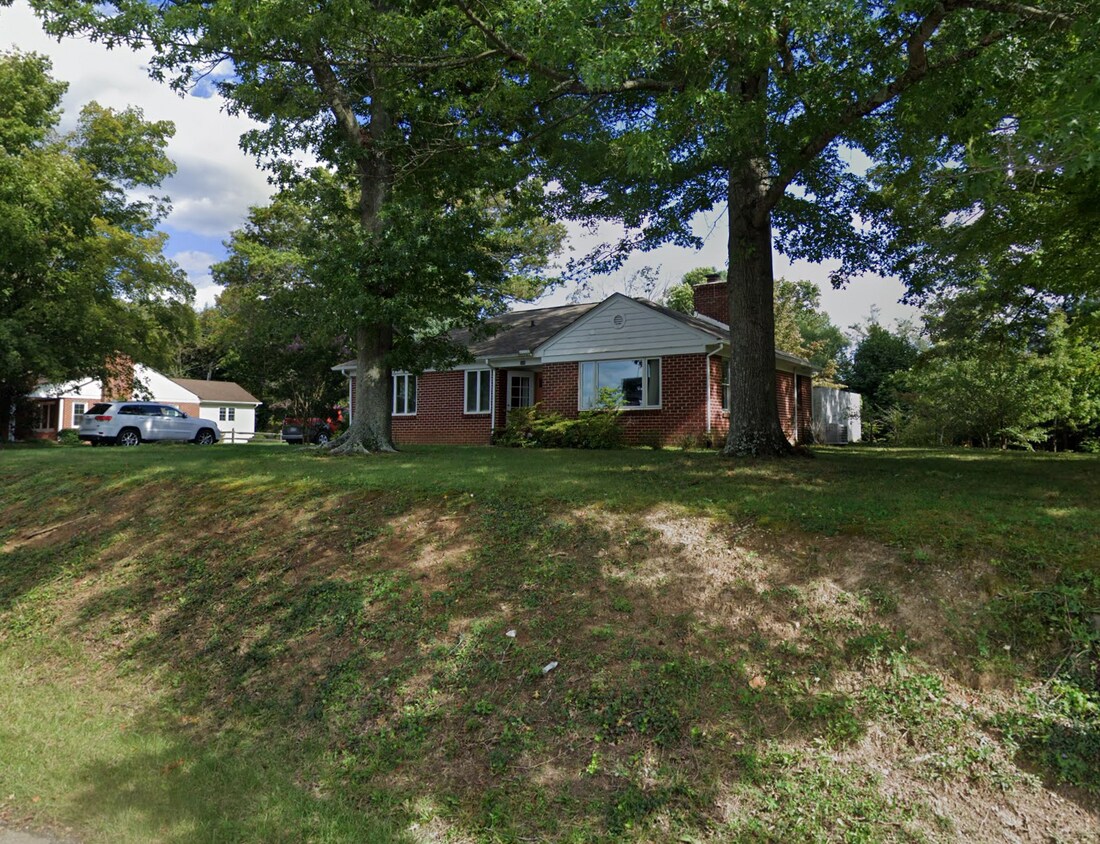 Primary Photo - 100 Eheart St SE