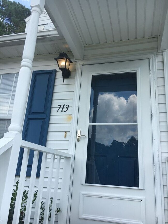 Building Photo - Students Welcome! 2 Bedroom Furnished SHOR...