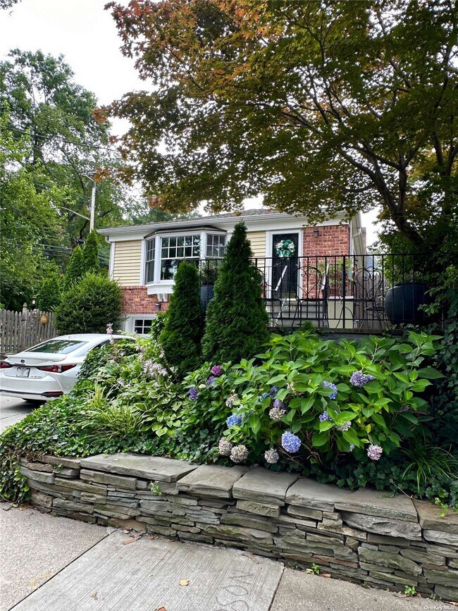 Foto del edificio - 38-47-47 Douglaston Pkwy