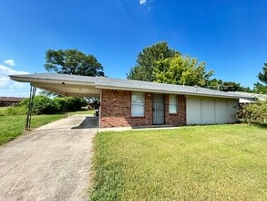 Building Photo - 2509 S Belair Dr