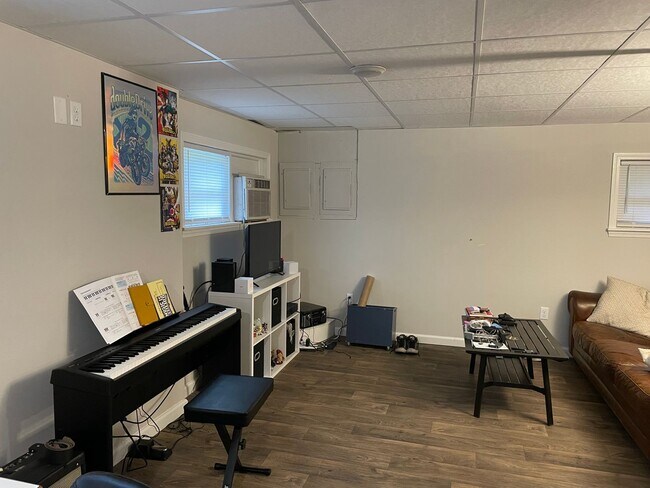 Building Photo - Cozy Studio in Five Points