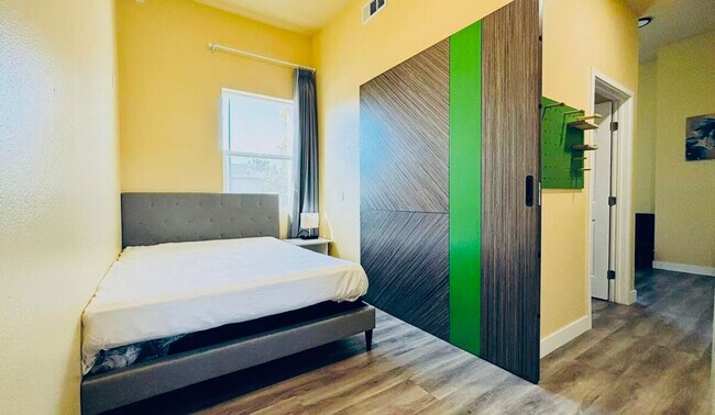 Foto del edificio - 4094 Hamilton Ave