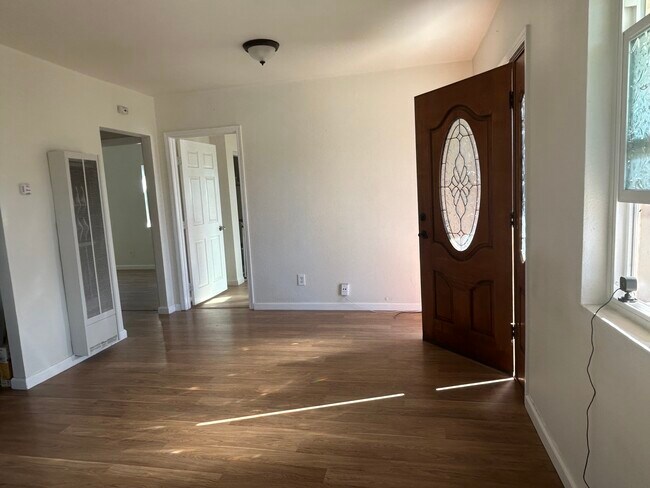 Living room - 3940 Mennes Ave