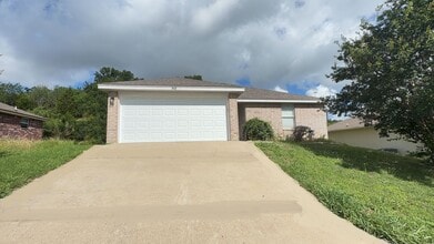 Building Photo - 802 Samuel Dr