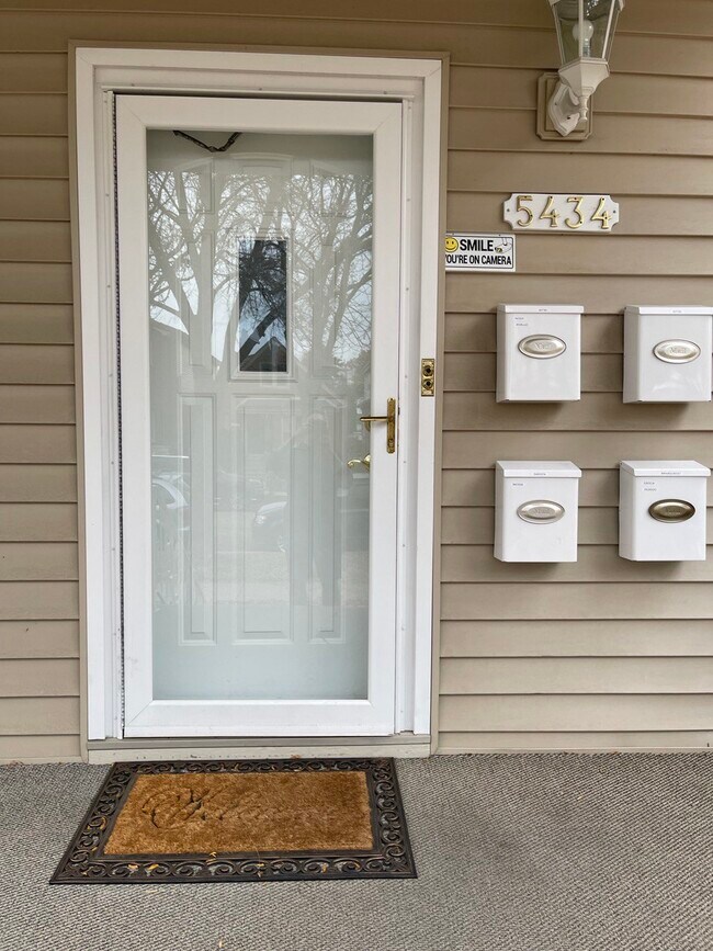 Main Entry - 5434 N Lotus Ave